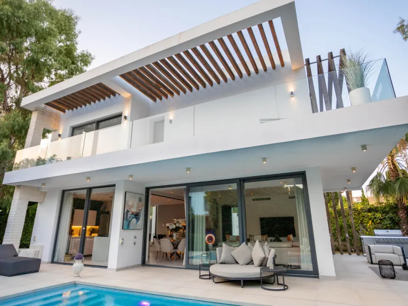 Architectural elegance meets Mediterranean serenity in this beautifully designed villa, tucked within the exclusive Arboleda residential enclave—perfectly situated between Marbella, San Pedro and Benahavís.