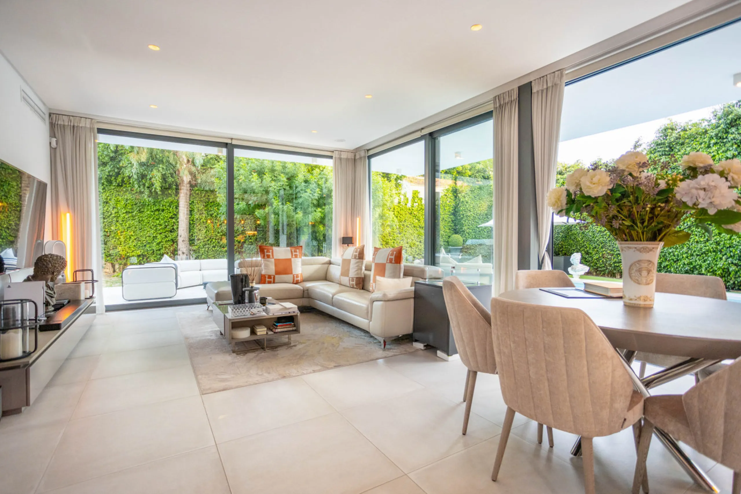 Architectural elegance meets Mediterranean serenity in this beautifully designed villa, tucked within the exclusive Arboleda residential enclave—perfectly situated between Marbella, San Pedro and Benahavís.