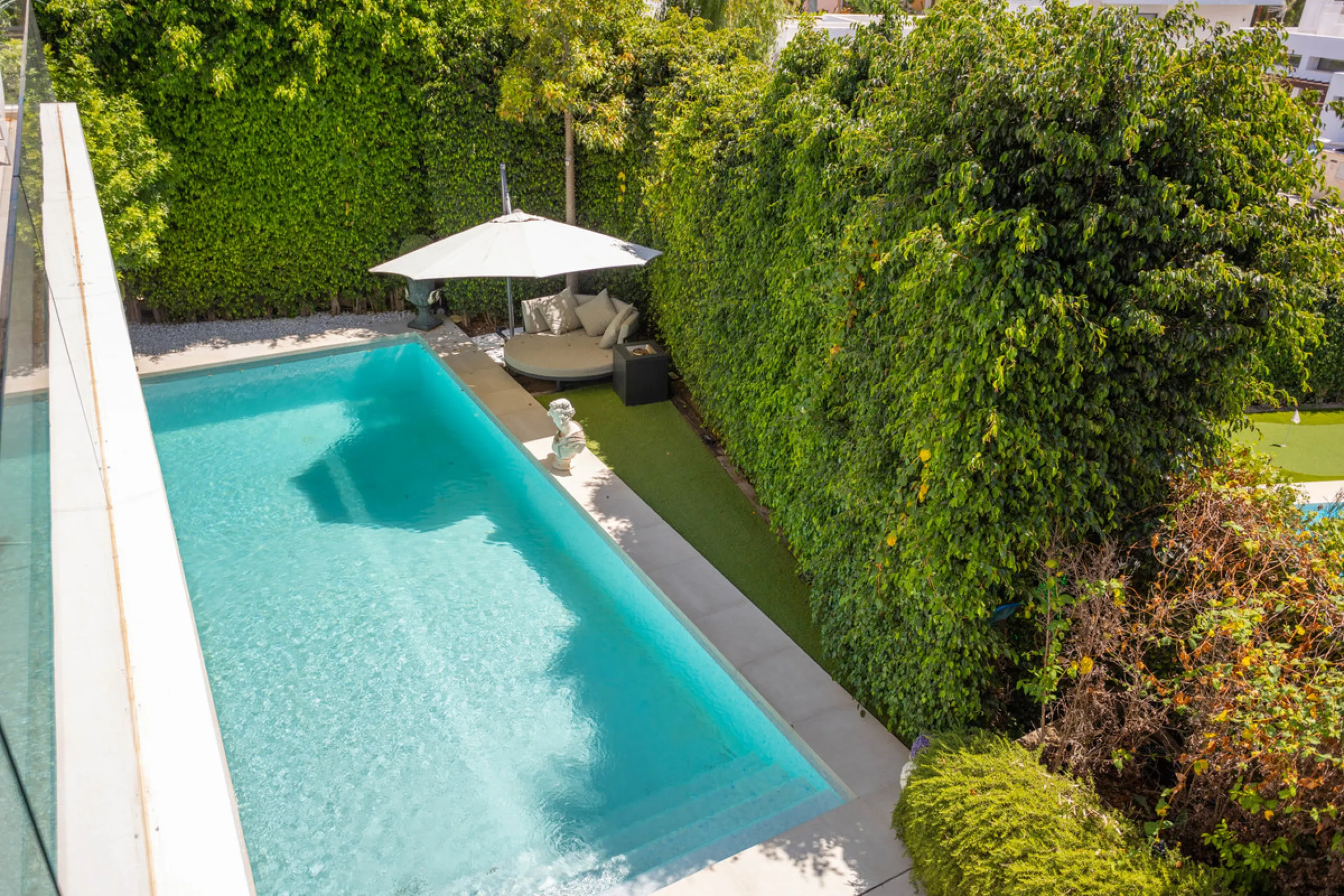 Architectural elegance meets Mediterranean serenity in this beautifully designed villa, tucked within the exclusive Arboleda residential enclave—perfectly situated between Marbella, San Pedro and Benahavís.
