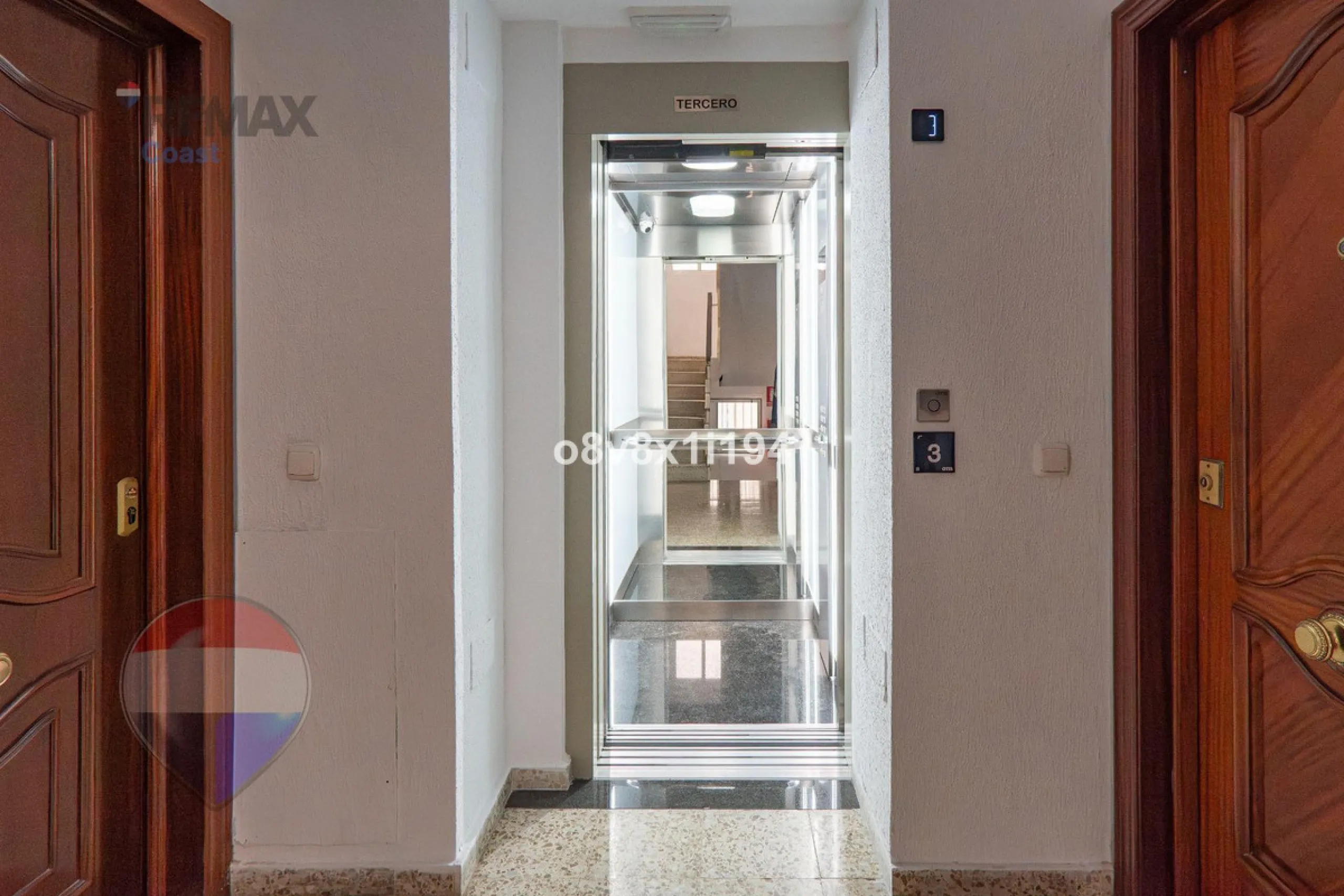 We present an exceptional opportunity to acquire an apartment in the highly sought-after area of Princesa Huelin, just 680 meters from the beach.