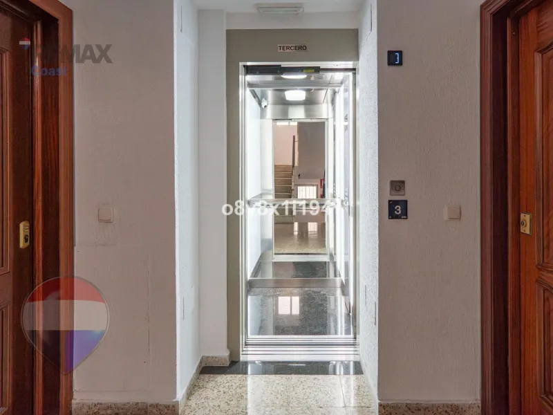 We present an exceptional opportunity to acquire an apartment in the highly sought-after area of Princesa Huelin, just 680 meters from the beach.