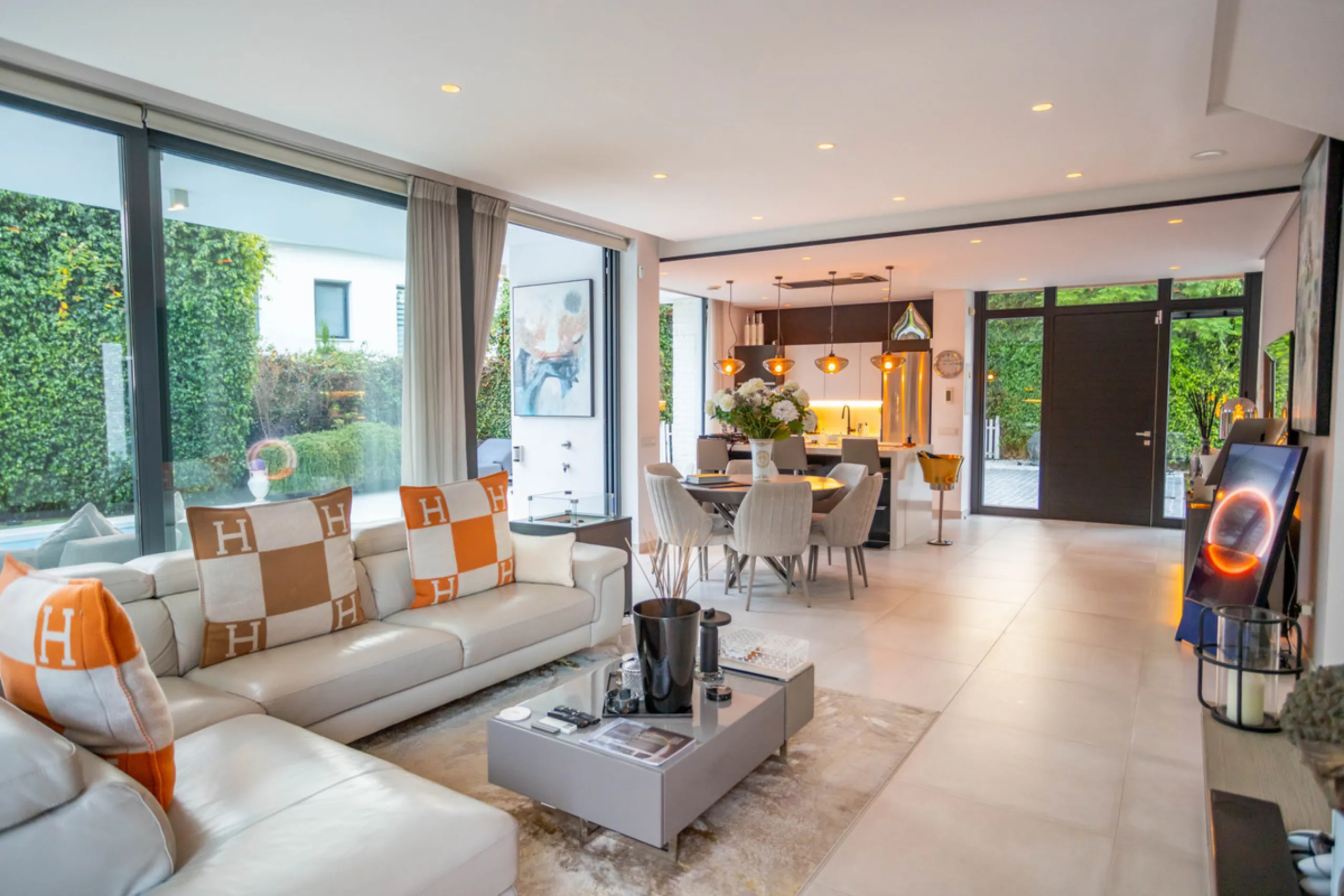 Architectural elegance meets Mediterranean serenity in this beautifully designed villa, tucked within the exclusive Arboleda residential enclave—perfectly situated between Marbella, San Pedro and Benahavís.