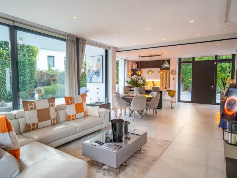 Architectural elegance meets Mediterranean serenity in this beautifully designed villa, tucked within the exclusive Arboleda residential enclave—perfectly situated between Marbella, San Pedro and Benahavís.