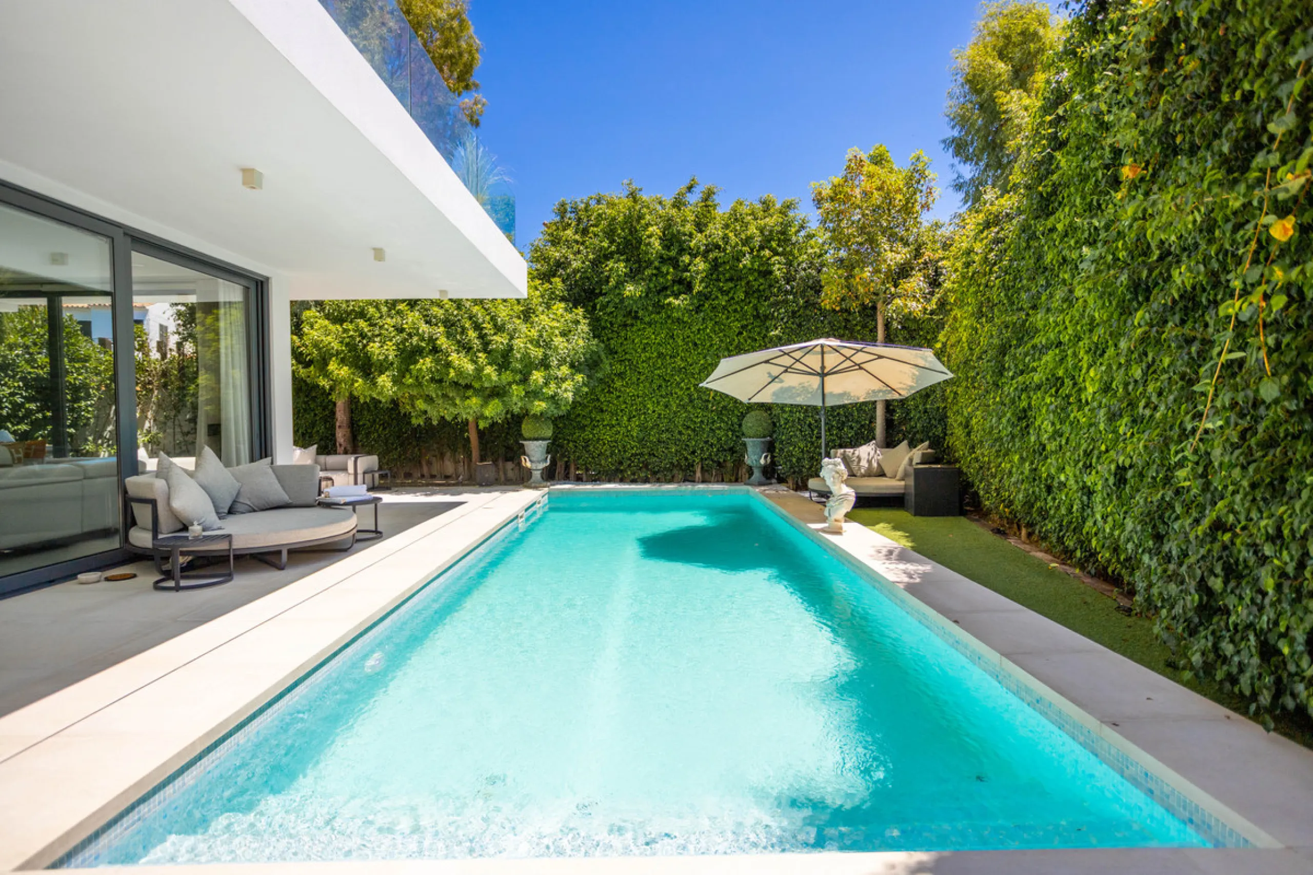 Architectural elegance meets Mediterranean serenity in this beautifully designed villa, tucked within the exclusive Arboleda residential enclave—perfectly situated between Marbella, San Pedro and Benahavís.