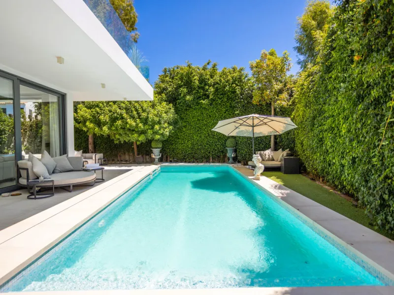 Architectural elegance meets Mediterranean serenity in this beautifully designed villa, tucked within the exclusive Arboleda residential enclave—perfectly situated between Marbella, San Pedro and Benahavís.