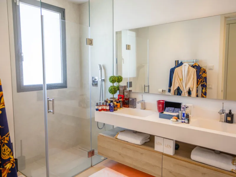 Architectural elegance meets Mediterranean serenity in this beautifully designed villa, tucked within the exclusive Arboleda residential enclave—perfectly situated between Marbella, San Pedro and Benahavís.