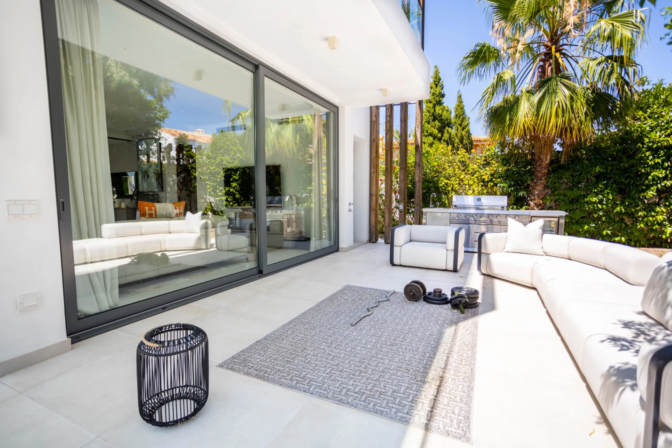 Architectural elegance meets Mediterranean serenity in this beautifully designed villa, tucked within the exclusive Arboleda residential enclave—perfectly situated between Marbella, San Pedro and Benahavís.