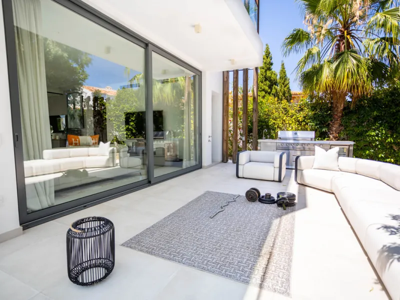 Architectural elegance meets Mediterranean serenity in this beautifully designed villa, tucked within the exclusive Arboleda residential enclave—perfectly situated between Marbella, San Pedro and Benahavís.