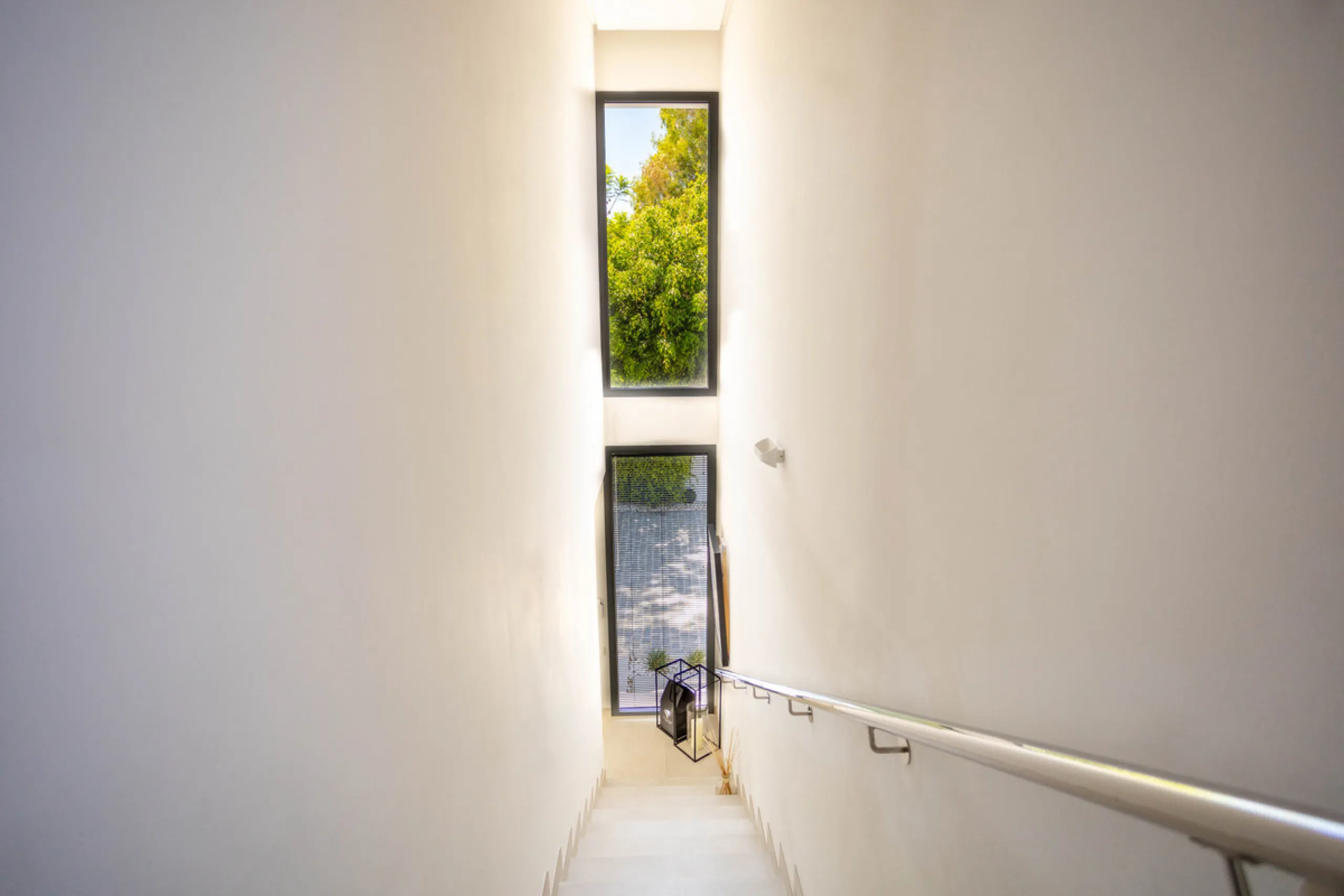 Architectural elegance meets Mediterranean serenity in this beautifully designed villa, tucked within the exclusive Arboleda residential enclave—perfectly situated between Marbella, San Pedro and Benahavís.
