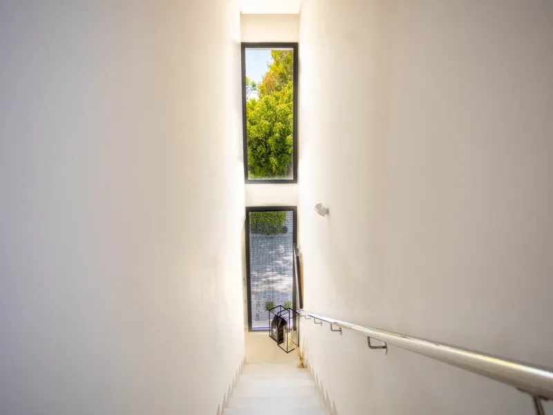Architectural elegance meets Mediterranean serenity in this beautifully designed villa, tucked within the exclusive Arboleda residential enclave—perfectly situated between Marbella, San Pedro and Benahavís.