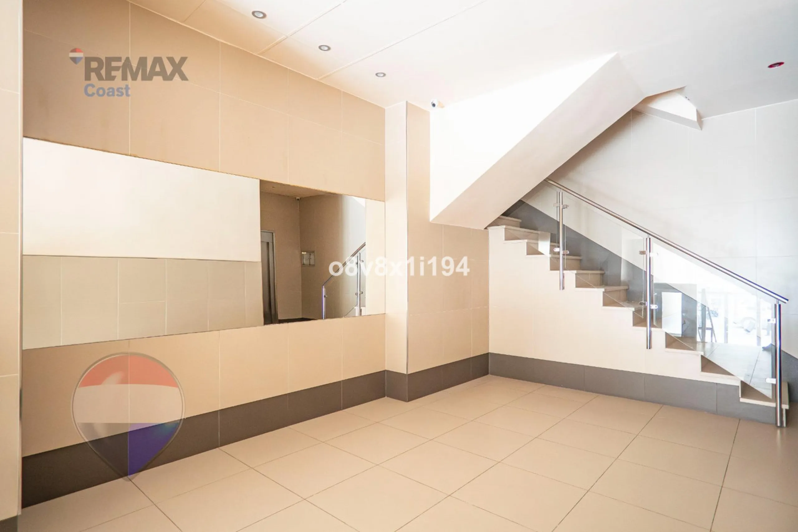 We present an exceptional opportunity to acquire an apartment in the highly sought-after area of Princesa Huelin, just 680 meters from the beach.