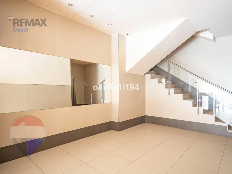 We present an exceptional opportunity to acquire an apartment in the highly sought-after area of Princesa Huelin, just 680 meters from the beach.