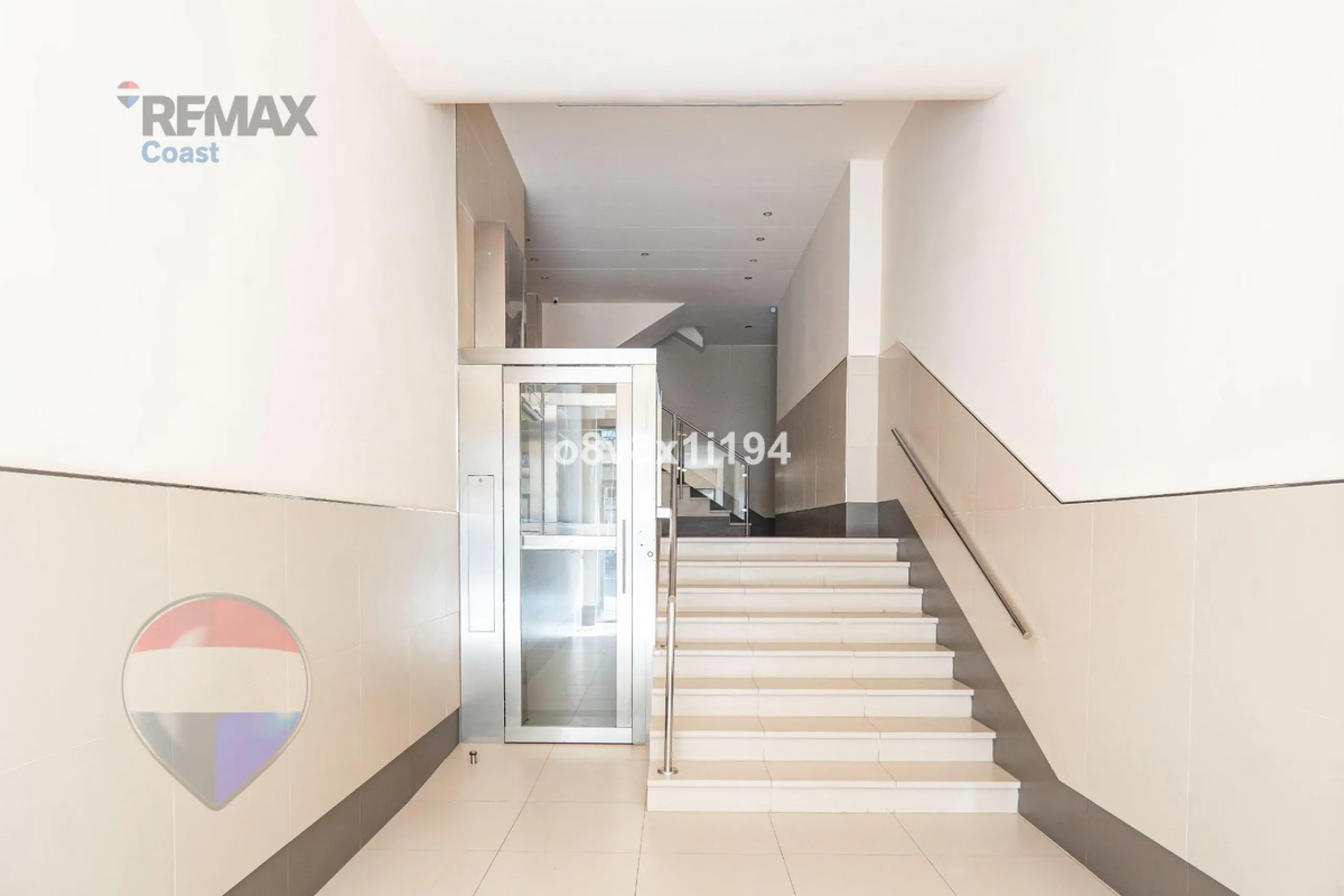 We present an exceptional opportunity to acquire an apartment in the highly sought-after area of Princesa Huelin, just 680 meters from the beach.