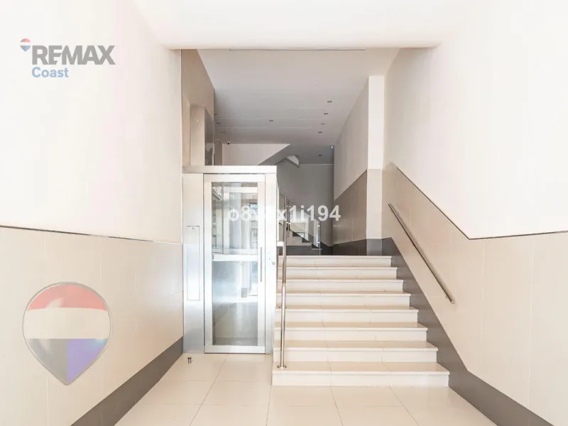 We present an exceptional opportunity to acquire an apartment in the highly sought-after area of Princesa Huelin, just 680 meters from the beach.