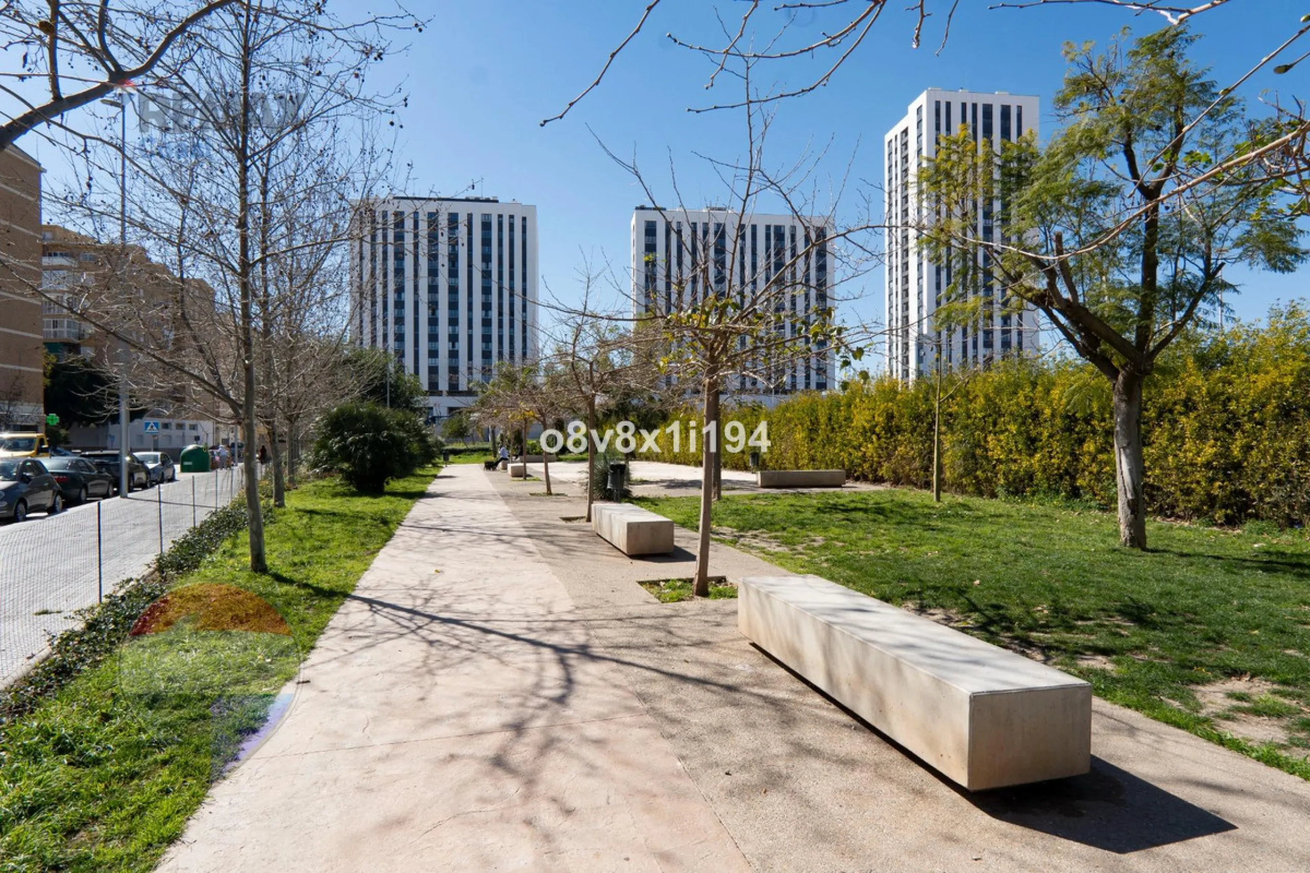 We present an exceptional opportunity to acquire an apartment in the highly sought-after area of Princesa Huelin, just 680 meters from the beach.