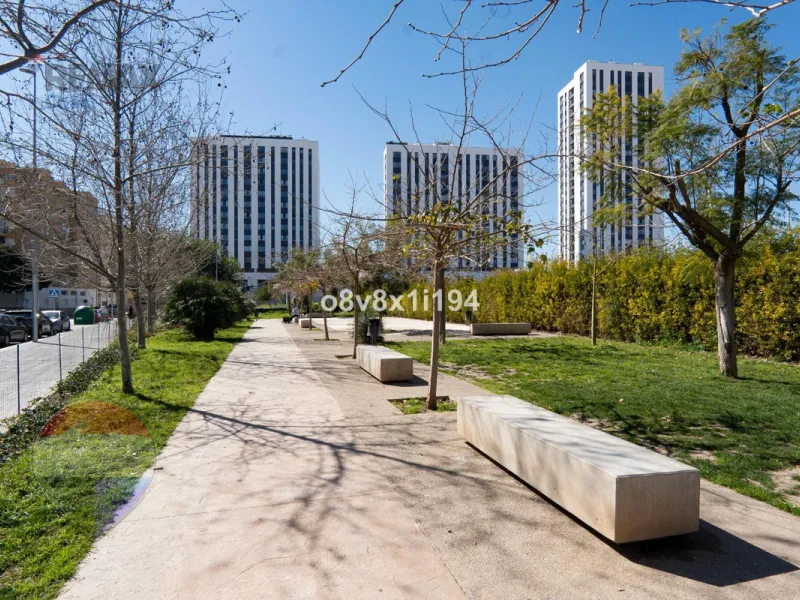 We present an exceptional opportunity to acquire an apartment in the highly sought-after area of Princesa Huelin, just 680 meters from the beach.