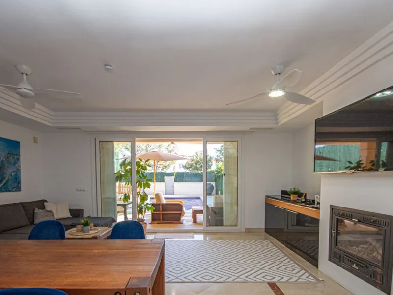 Spacious 4-Bedroom semi detached Villa with Private Heated Pool in Riviera del Sol