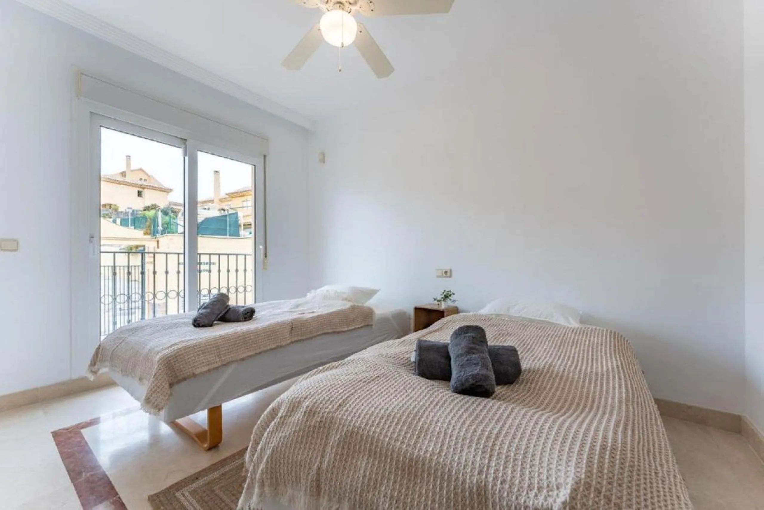 Spacious 4-Bedroom semi detached Villa with Private Heated Pool in Riviera del Sol