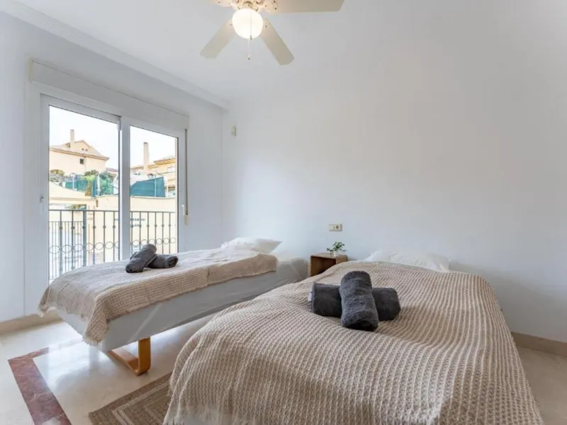 Spacious 4-Bedroom semi detached Villa with Private Heated Pool in Riviera del Sol