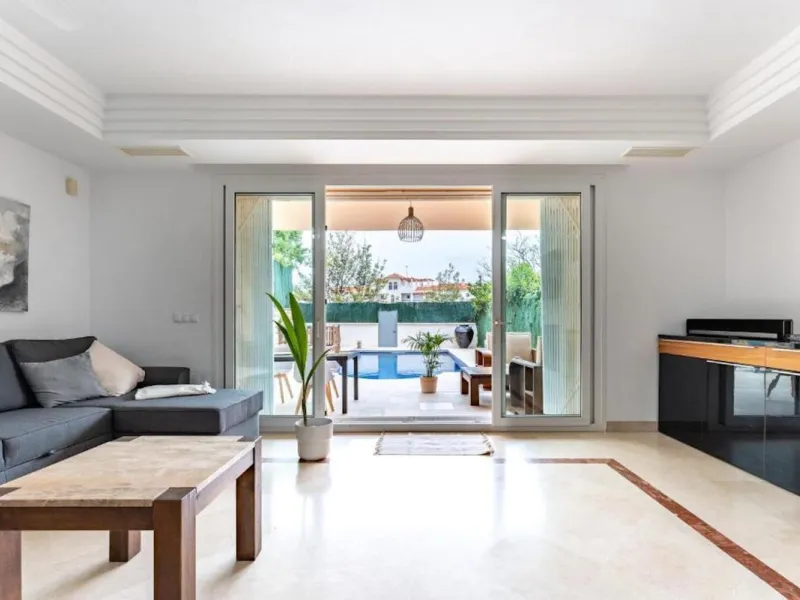 Spacious 4-Bedroom semi detached Villa with Private Heated Pool in Riviera del Sol