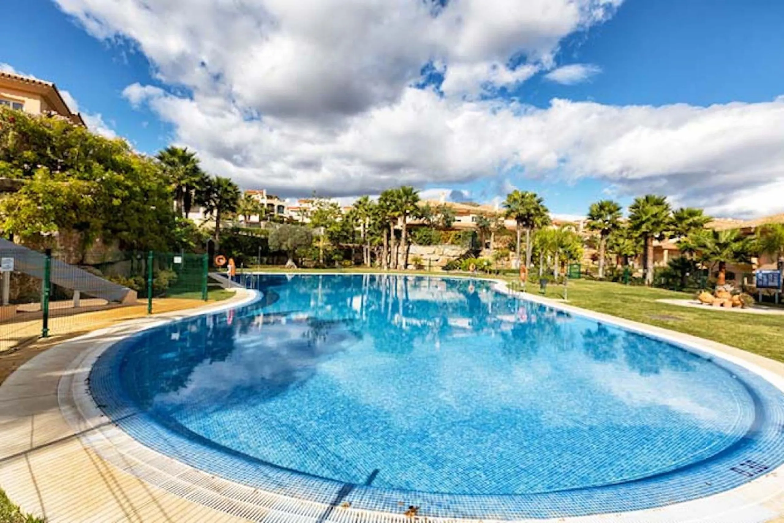 Spacious 4-Bedroom semi detached Villa with Private Heated Pool in Riviera del Sol
