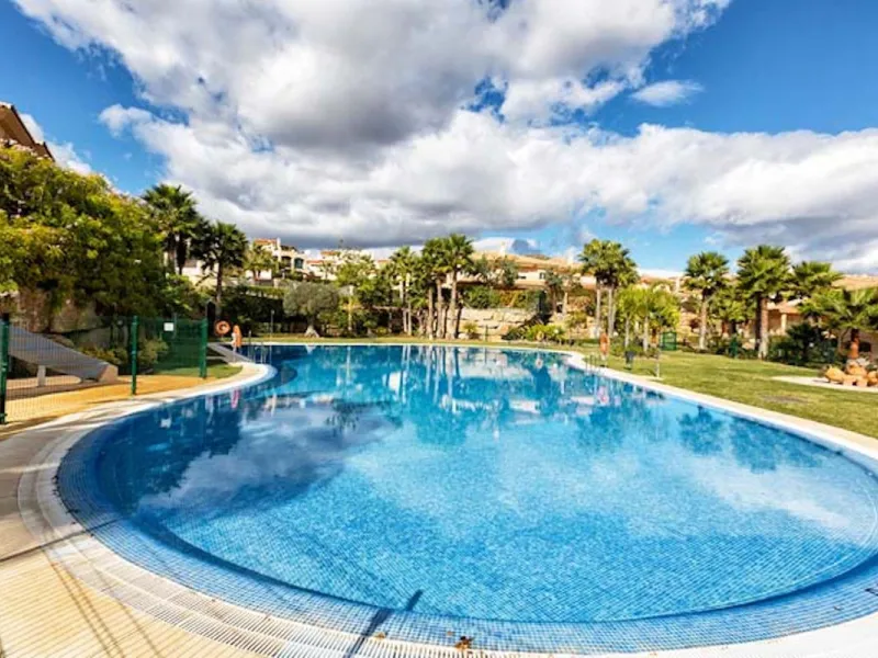 Spacious 4-Bedroom semi detached Villa with Private Heated Pool in Riviera del Sol