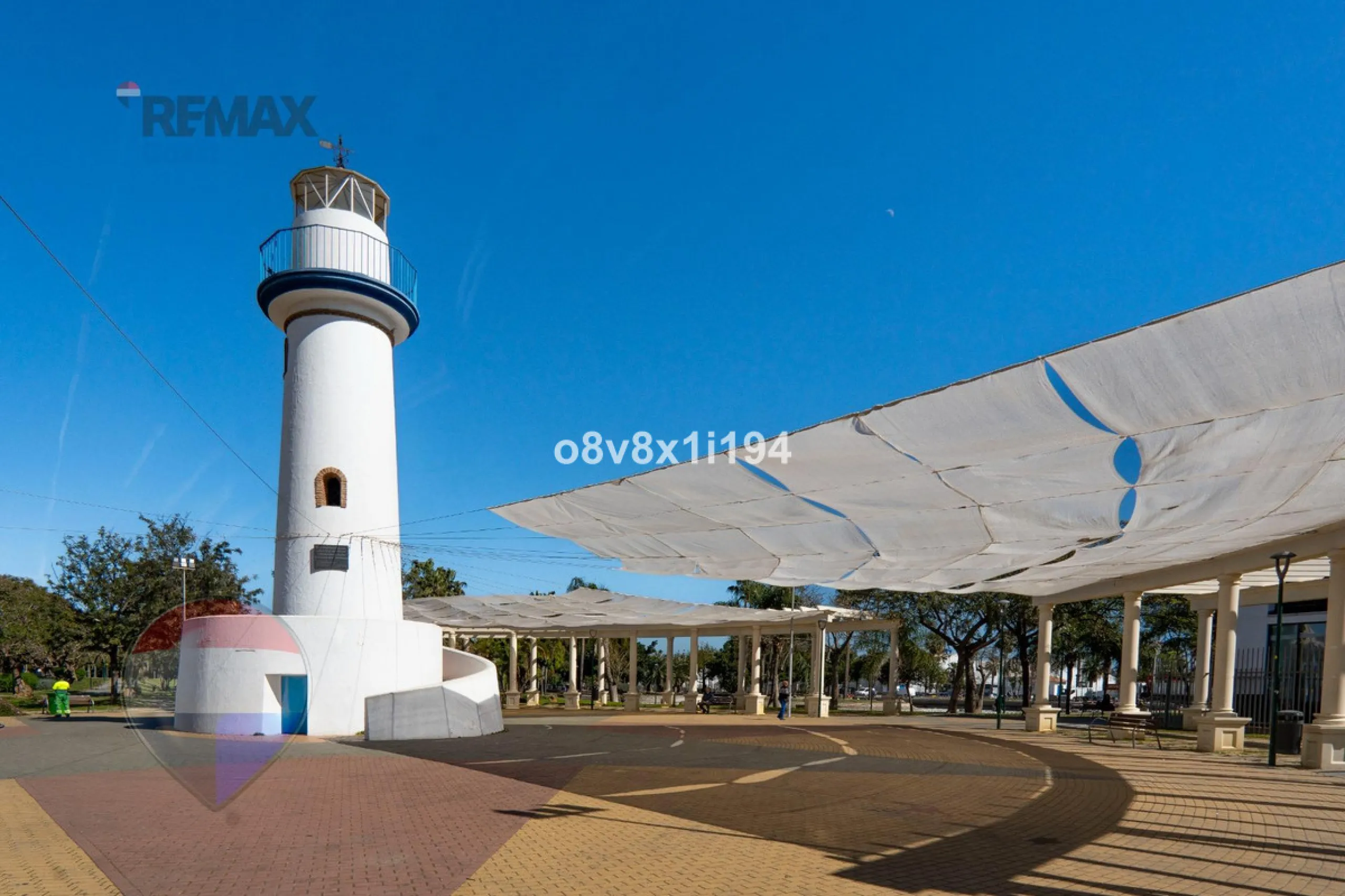 We present an exceptional opportunity to acquire an apartment in the highly sought-after area of Princesa Huelin, just 680 meters from the beach.