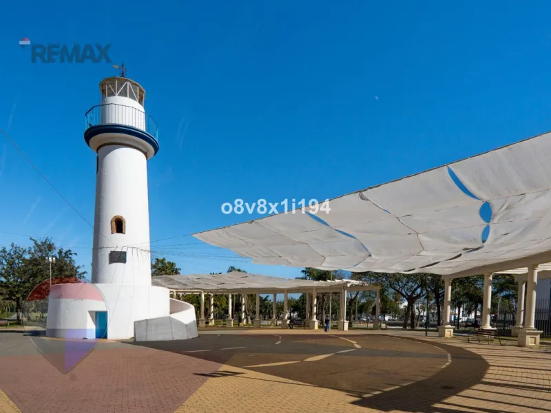 We present an exceptional opportunity to acquire an apartment in the highly sought-after area of Princesa Huelin, just 680 meters from the beach.
