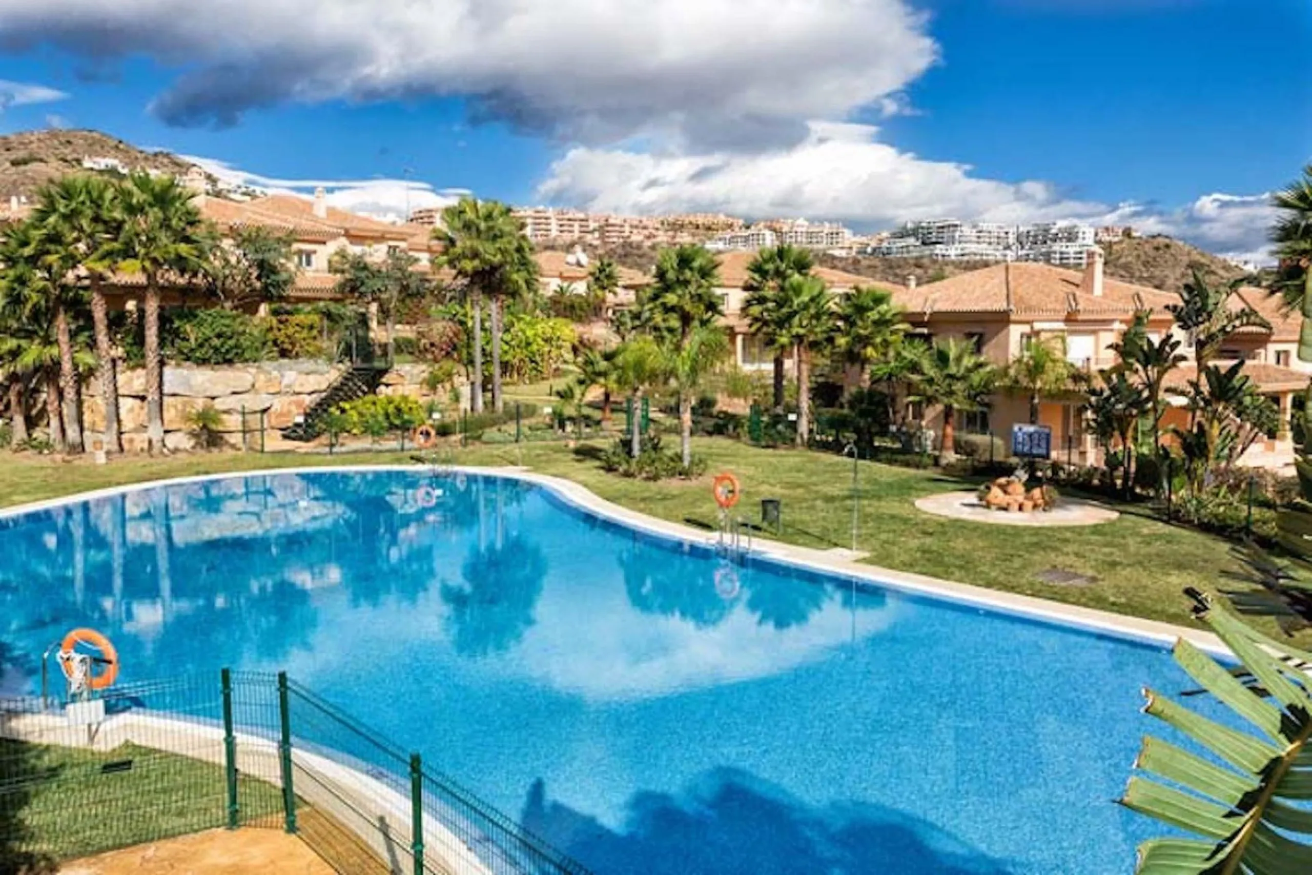 Spacious 4-Bedroom semi detached Villa with Private Heated Pool in Riviera del Sol