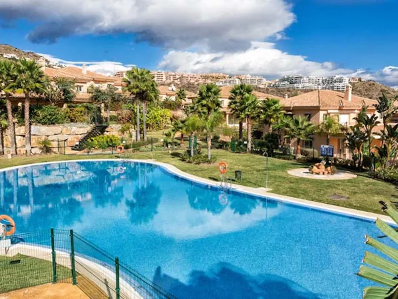 Spacious 4-Bedroom semi detached Villa with Private Heated Pool in Riviera del Sol