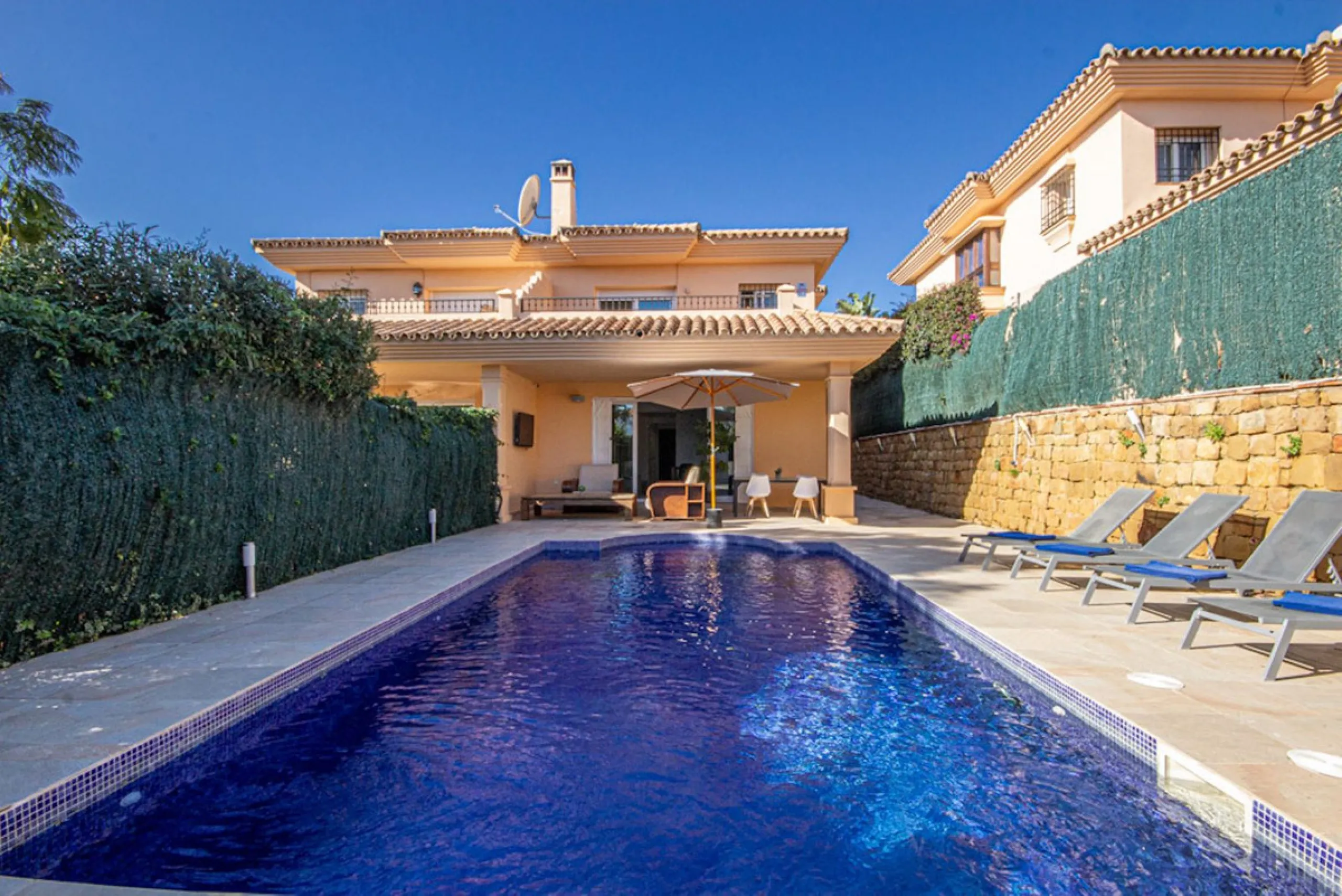 Spacious 4-Bedroom semi detached Villa with Private Heated Pool in Riviera del Sol