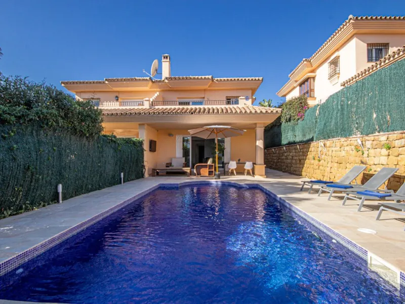 Spacious 4-Bedroom semi detached Villa with Private Heated Pool in Riviera del Sol