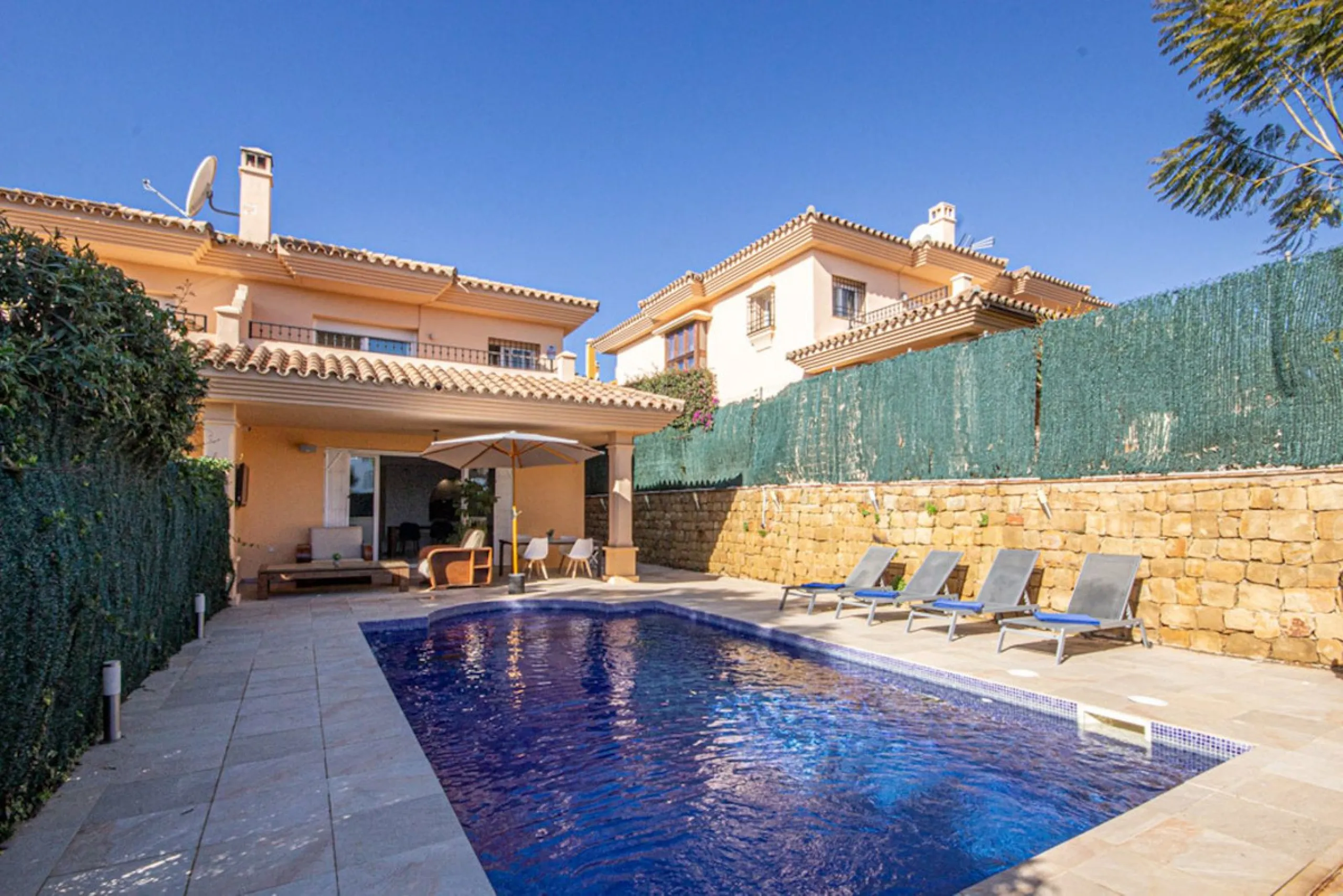 Spacious 4-Bedroom semi detached Villa with Private Heated Pool in Riviera del Sol