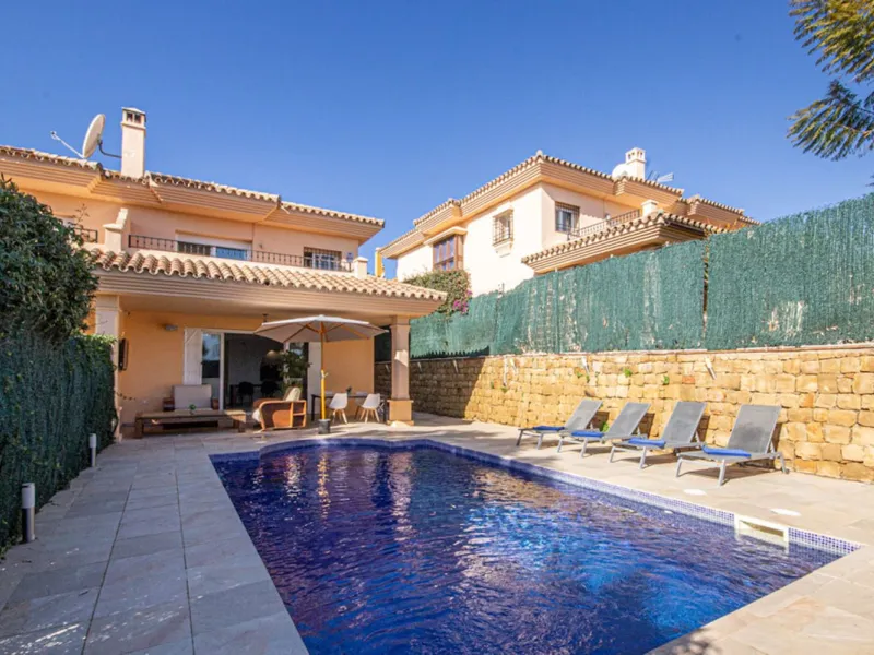 Spacious 4-Bedroom semi detached Villa with Private Heated Pool in Riviera del Sol
