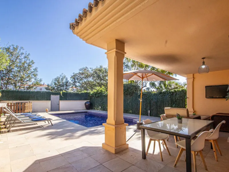 Spacious 4-Bedroom semi detached Villa with Private Heated Pool in Riviera del Sol