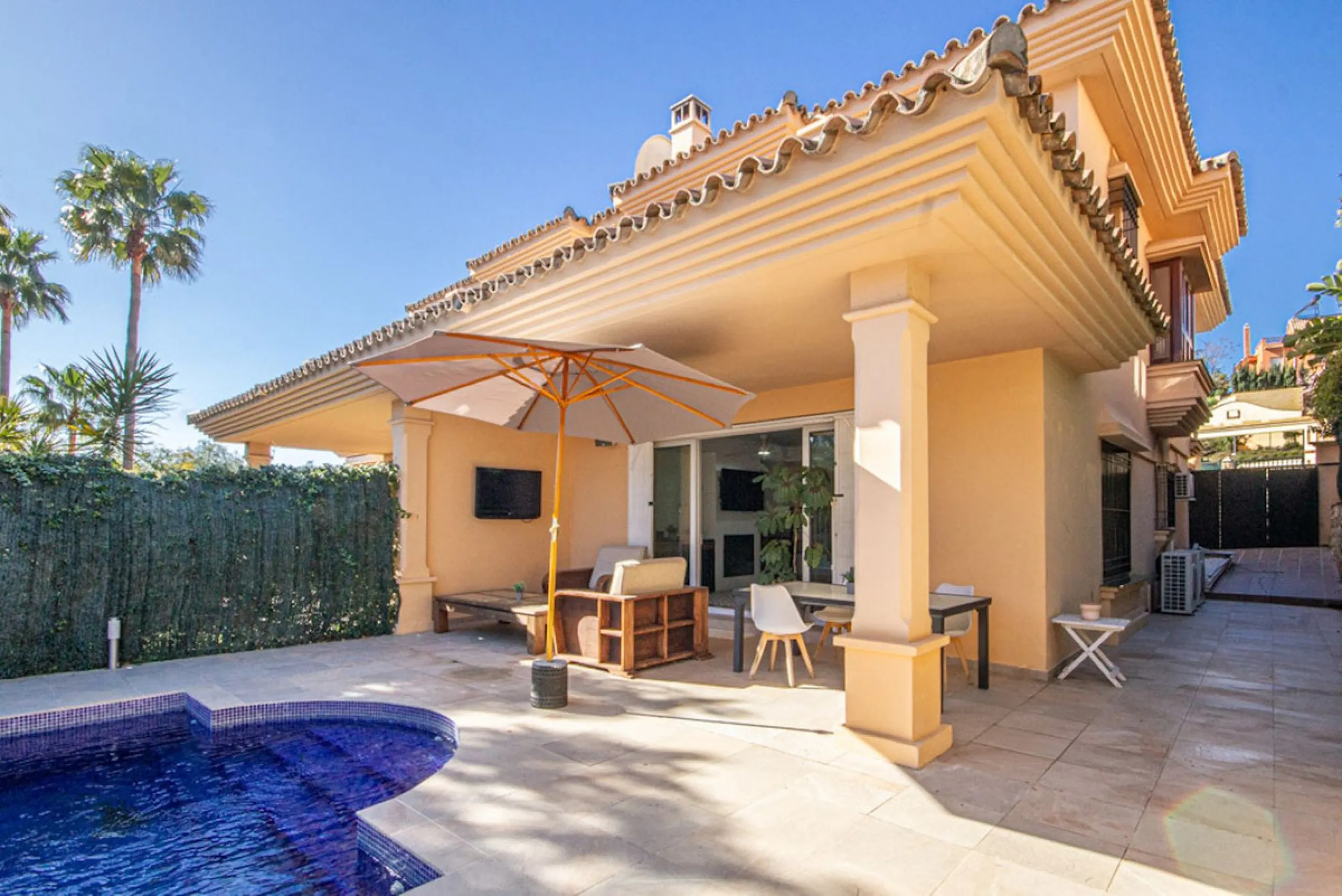 Spacious 4-Bedroom semi detached Villa with Private Heated Pool in Riviera del Sol