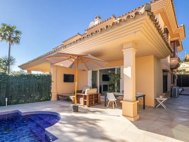 Spacious 4-Bedroom semi detached Villa with Private Heated Pool in Riviera del Sol