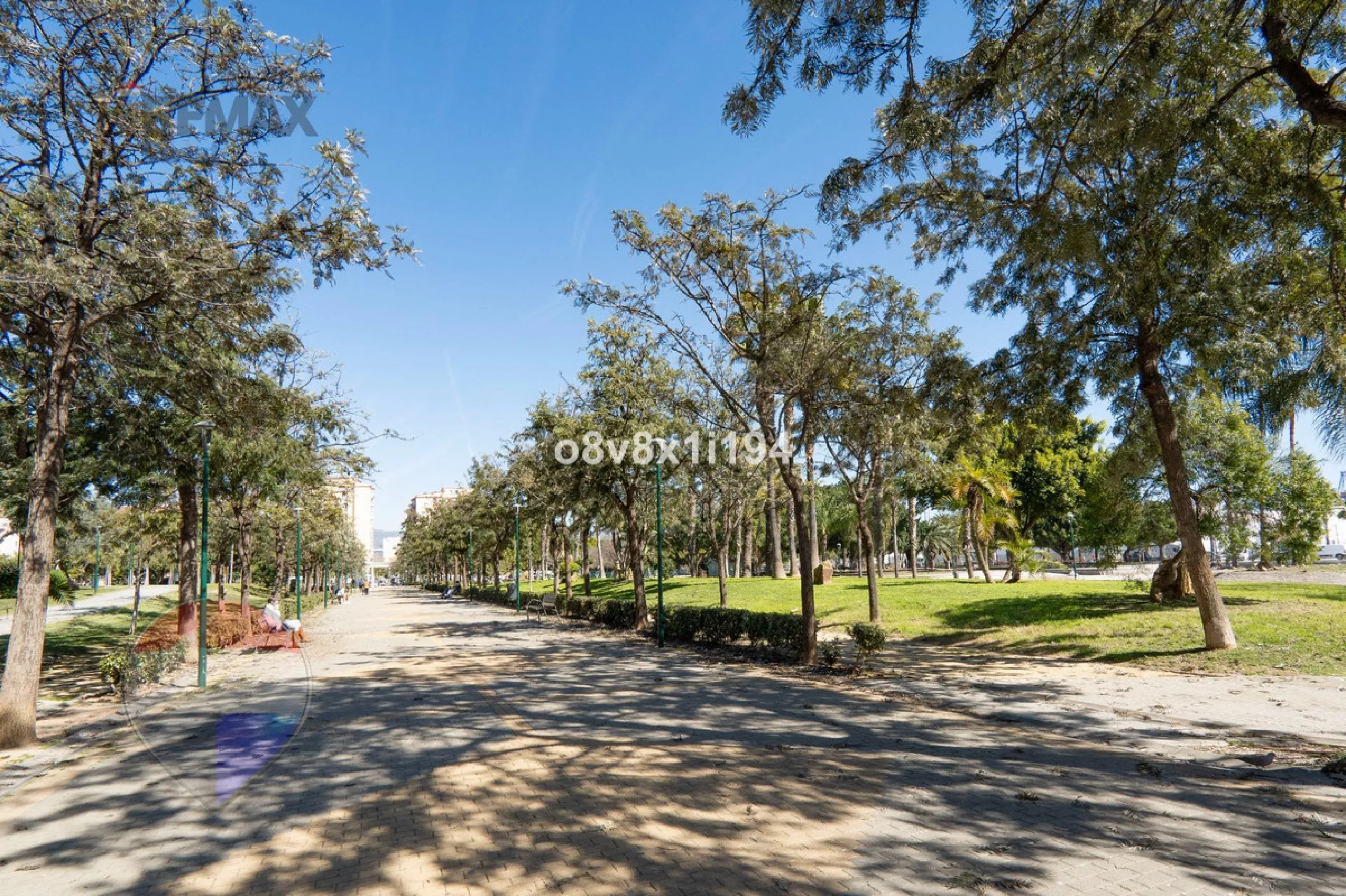 We present an exceptional opportunity to acquire an apartment in the highly sought-after area of Princesa Huelin, just 680 meters from the beach.