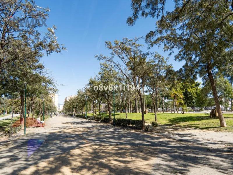 We present an exceptional opportunity to acquire an apartment in the highly sought-after area of Princesa Huelin, just 680 meters from the beach.