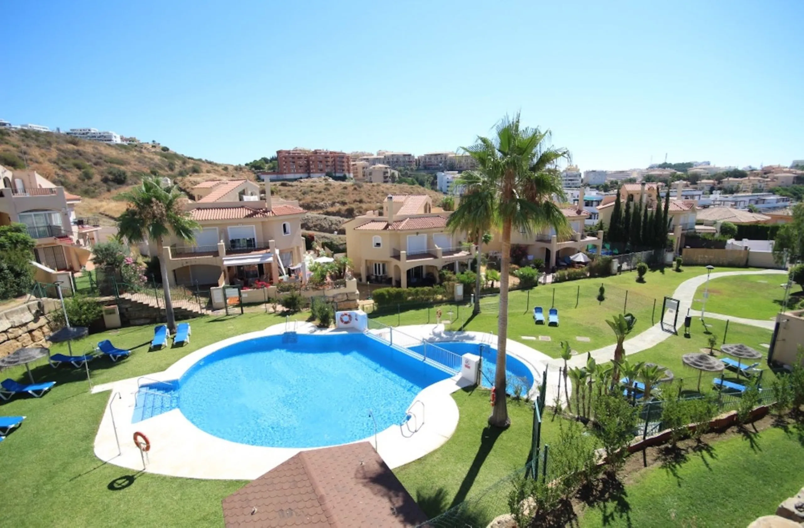 Spacious 4-Bedroom semi detached Villa with Private Heated Pool in Riviera del Sol