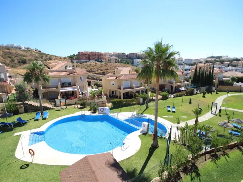 Spacious 4-Bedroom semi detached Villa with Private Heated Pool in Riviera del Sol