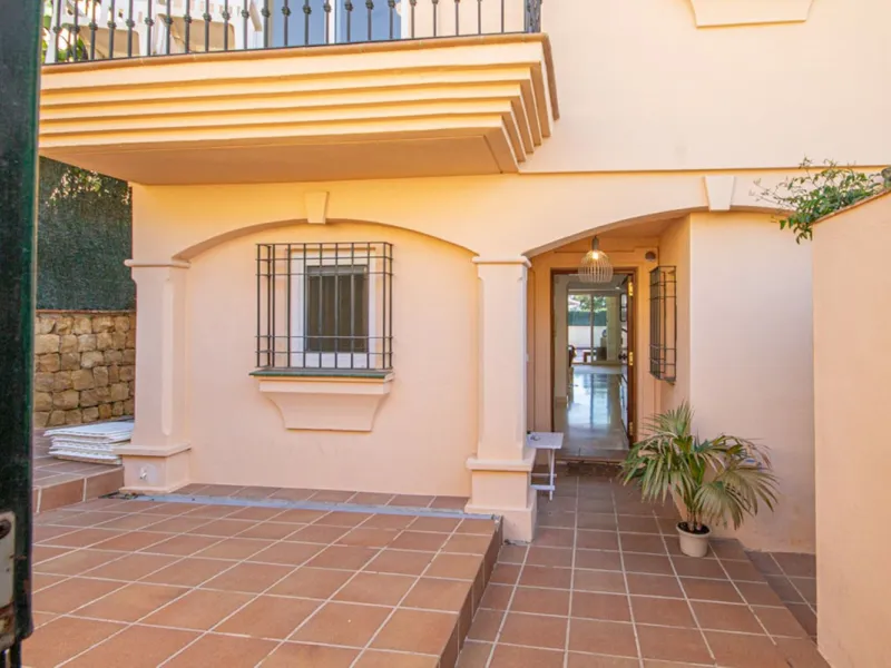 Spacious 4-Bedroom semi detached Villa with Private Heated Pool in Riviera del Sol