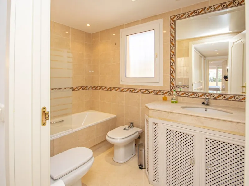 Spacious 4-Bedroom semi detached Villa with Private Heated Pool in Riviera del Sol