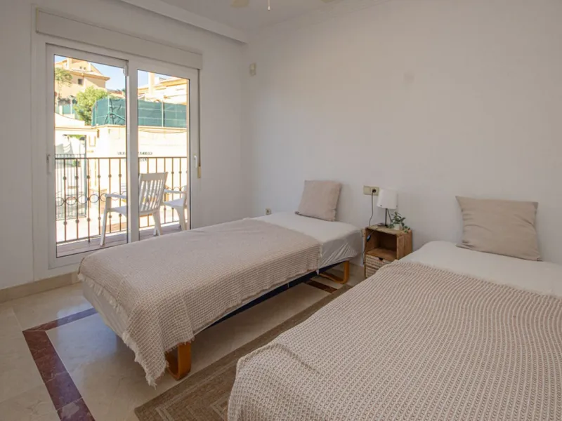 Spacious 4-Bedroom semi detached Villa with Private Heated Pool in Riviera del Sol