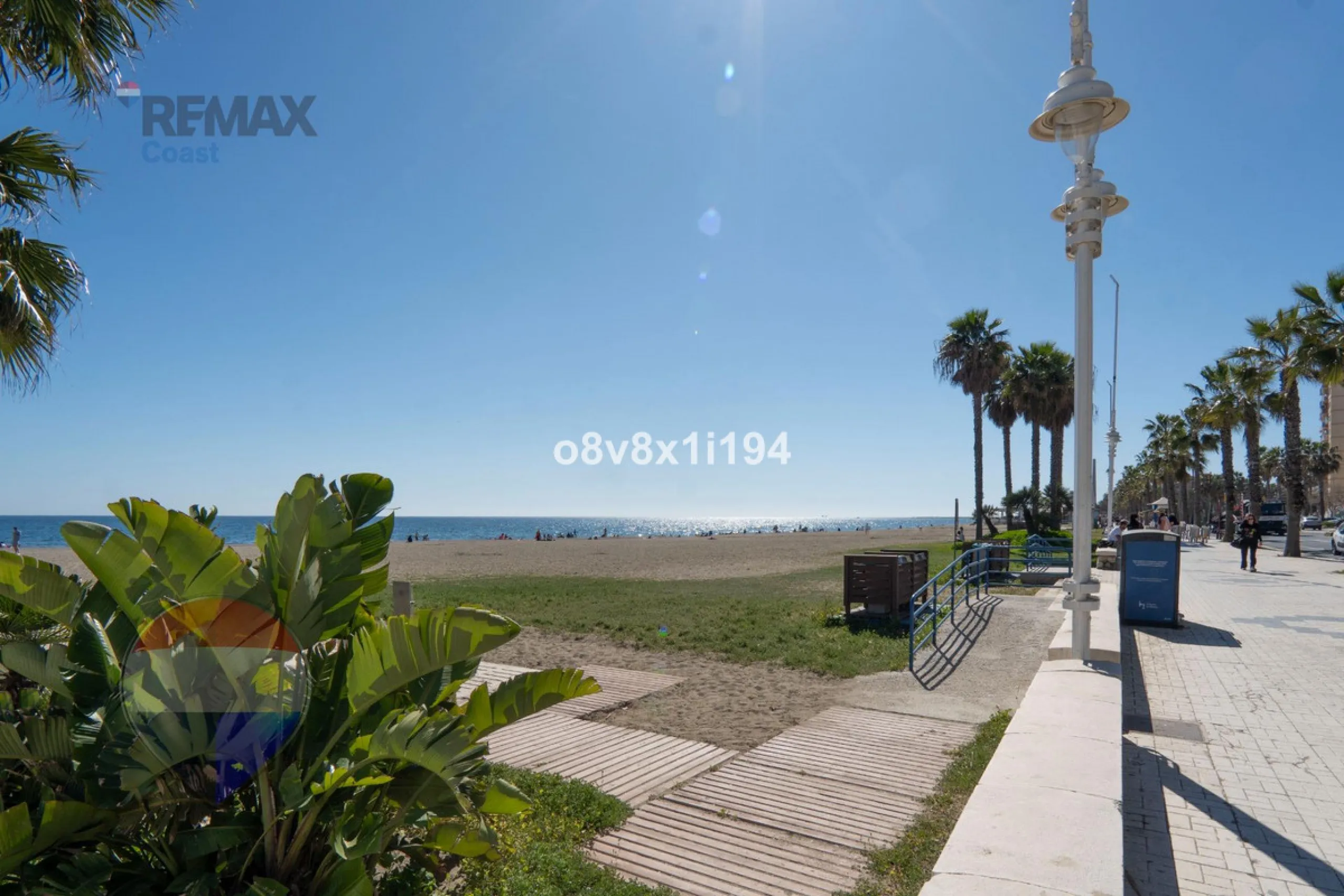 We present an exceptional opportunity to acquire an apartment in the highly sought-after area of Princesa Huelin, just 680 meters from the beach.