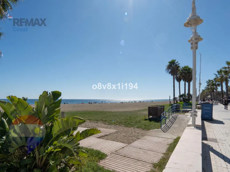 We present an exceptional opportunity to acquire an apartment in the highly sought-after area of Princesa Huelin, just 680 meters from the beach.