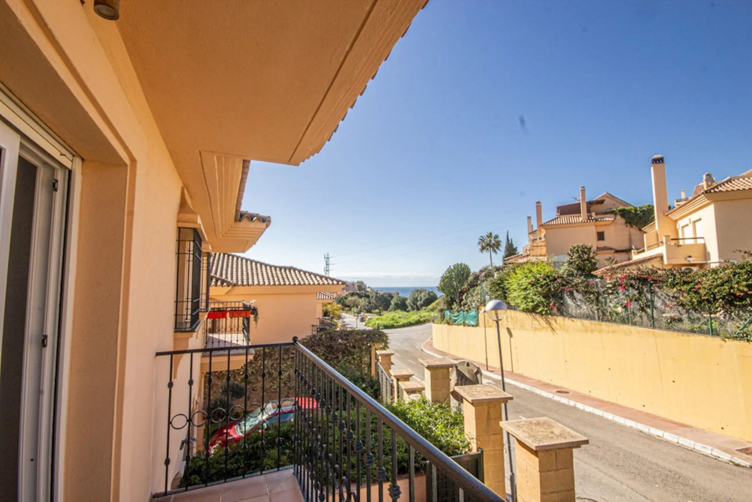 Spacious 4-Bedroom semi detached Villa with Private Heated Pool in Riviera del Sol