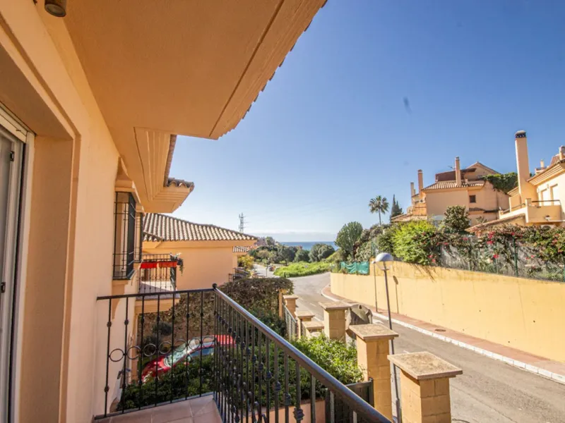 Spacious 4-Bedroom semi detached Villa with Private Heated Pool in Riviera del Sol