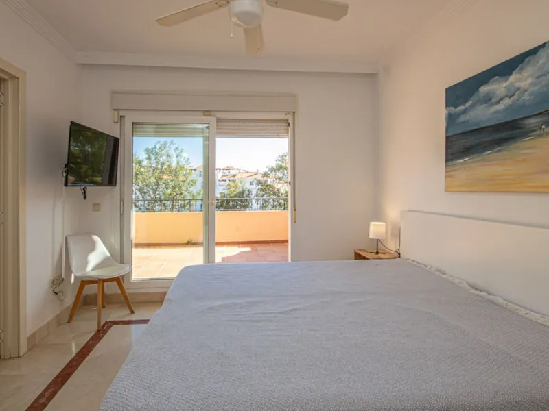 Spacious 4-Bedroom semi detached Villa with Private Heated Pool in Riviera del Sol