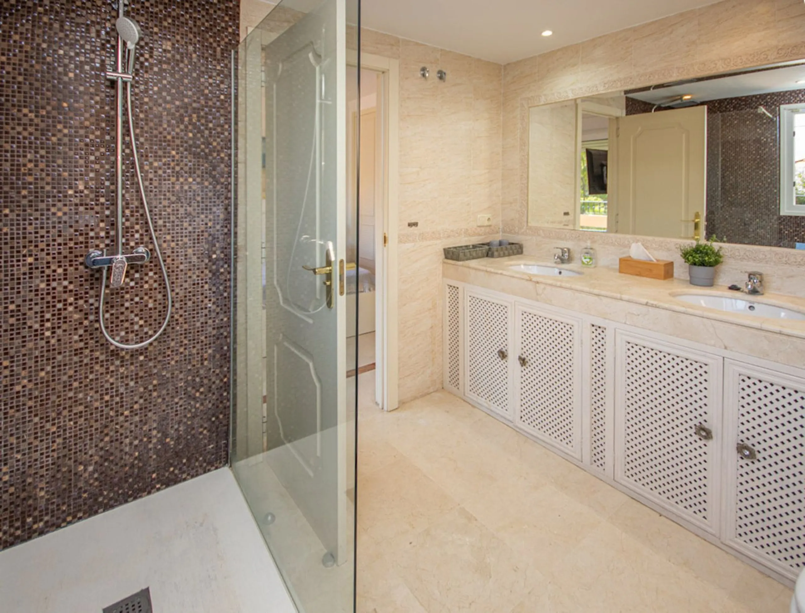 Spacious 4-Bedroom semi detached Villa with Private Heated Pool in Riviera del Sol